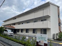 白い建物の外観