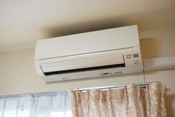 エアコンとカーテンの部屋