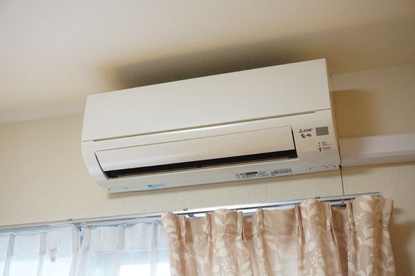 エアコンとカーテンの部屋
