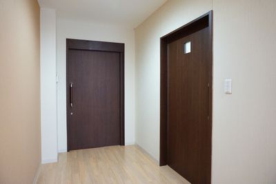 廊下の扉二つ