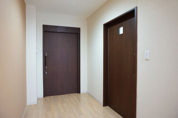 廊下の扉二つ