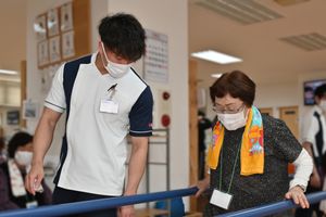 訓練を支える職員と利用者  