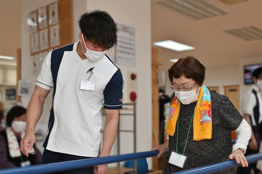 訓練を支える職員と利用者  