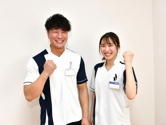 笑顔のスタッフ2人  