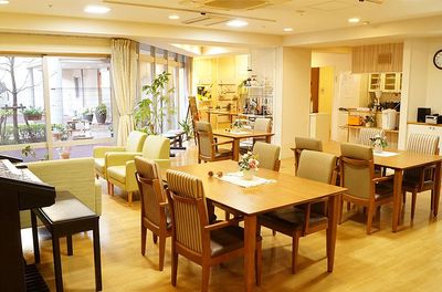 明るく清潔なフロント