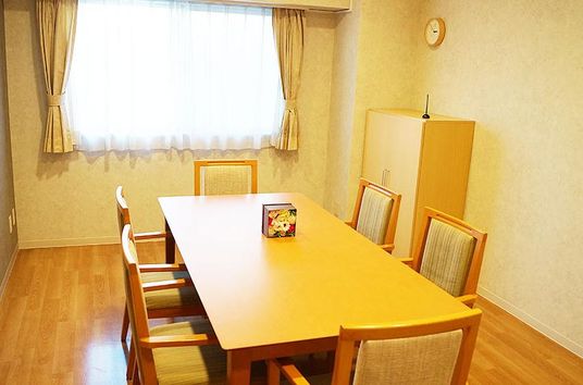 明るい食堂の様子