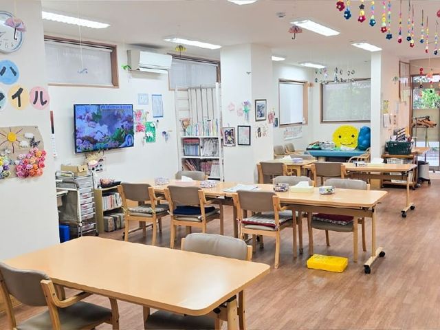 明るい食堂の様子 食堂   広いテーブルが並ぶ明るい食堂です。テレビや装飾もあり、落ち着いて過ごしやすい雰囲気です。