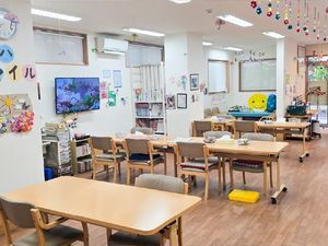 明るい食堂の様子  