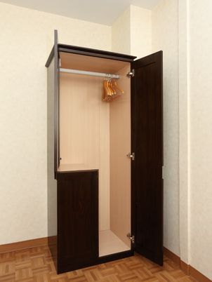 開いた木製のクローゼット