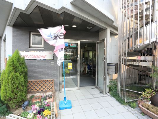 エントランスの明るい風景
