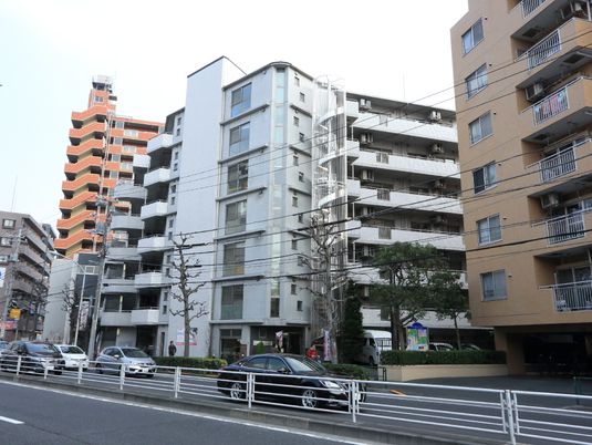 白と茶色の建物外観