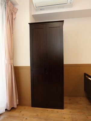 茶色いクローゼットのある部屋