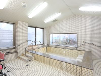 明るい照明の浴室