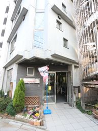 明るいエントランスの建物