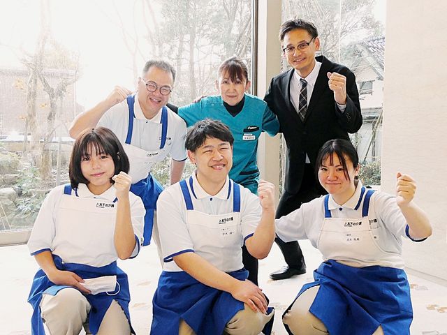 笑顔のスタッフの集合 スタッフイメージ 笑顔でエネルギッシュなスタッフたちがあなたをお迎えします。チームワーク溢れる職場です。