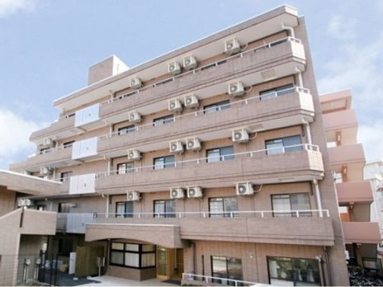 多階層の建物外観