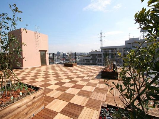 明るい空と床のテラス