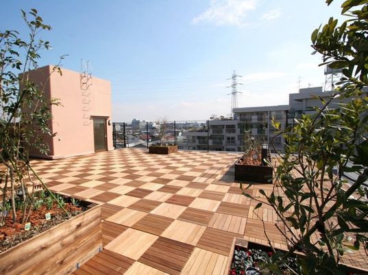 明るい空と床のテラス