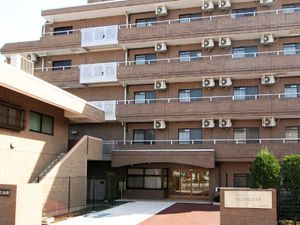 明るい外観の建物エントランス
