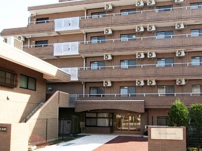 明るい外観の建物エントランス