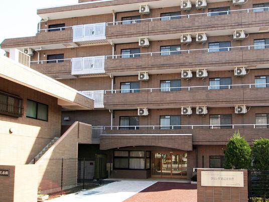 明るい外観の建物エントランス