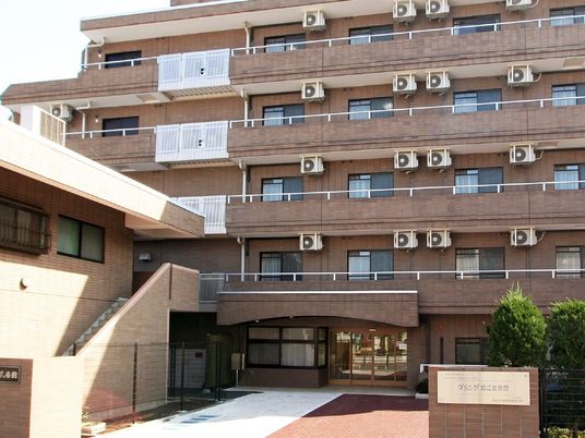 明るい外観の建物エントランス