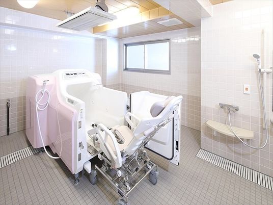 清潔な設備の浴室