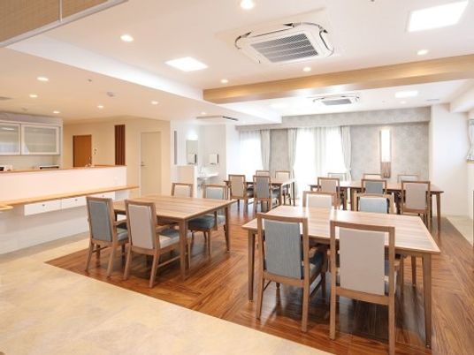 広々としたダイニングルーム