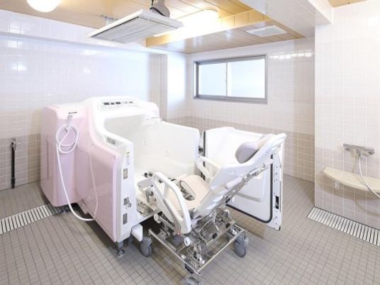 バリアフリー設計の浴室