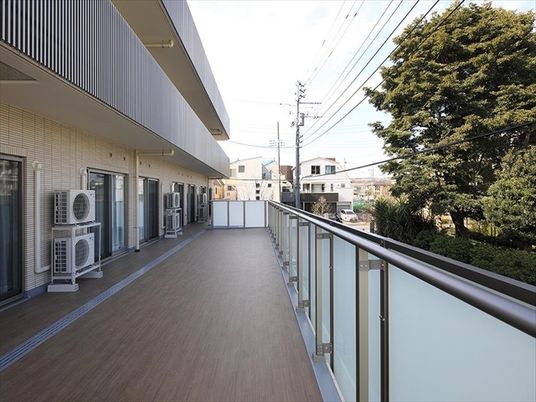 開放的なバルコニー