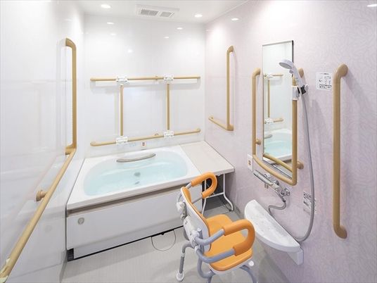 バリアフリー設計の浴室