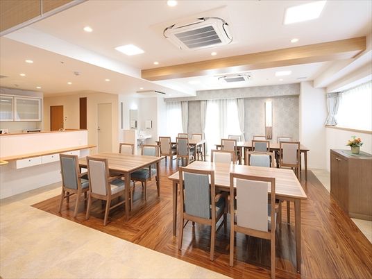 明るいダイニングの空間