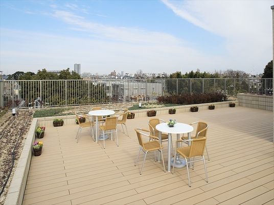 明るい屋外テラス