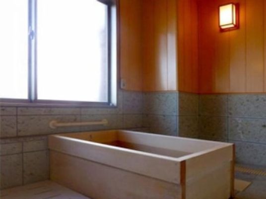 明るい清潔な浴室