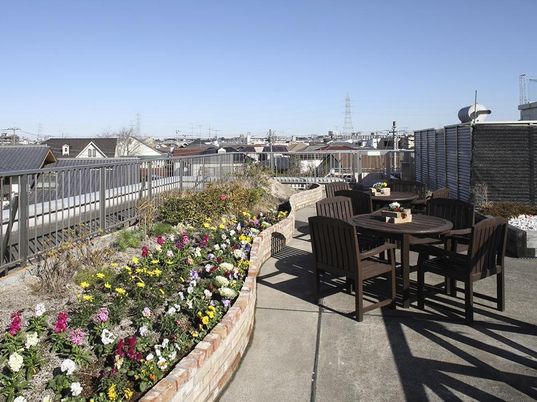 花壇のある屋上テラス
