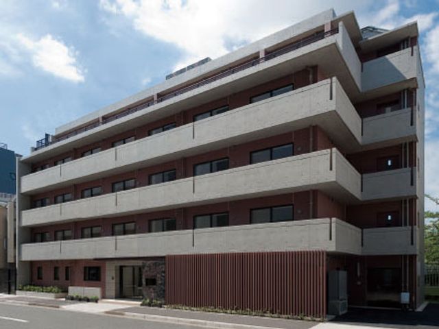 現代的な建物の外観 外観 この建物は、清潔感のあるシンプルなデザインで、心地よい環境を提供しています。外からもゆとりが感じられる造りになっており、明るい働き場を提供しています。