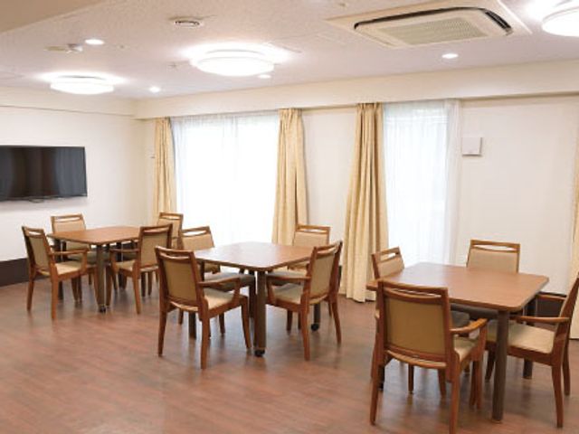 明るい共有ダイニング 共有スペース ゆったりとしたダイニングルームは、共同の食事や交流の場として最適です。自然光が差し込む窓際で、心地よい時間を過ごせます。
