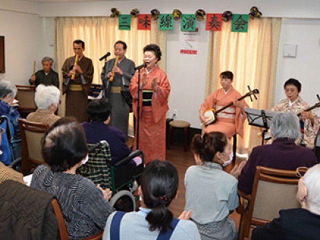 多世代交流のイベント 共有スペース さまざまな年代の人が和楽器の演奏を楽しむ様子が伝わる活動風景です。音楽を通じた交流が活発に行われており、コミュニケーションの場を提供しています。