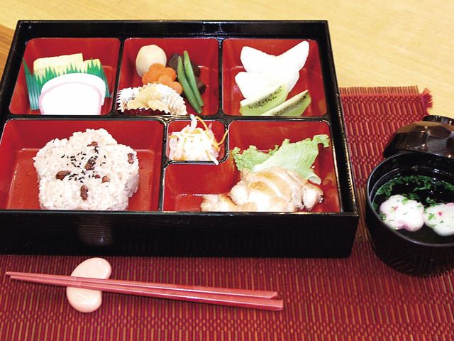 和風のお食事セット 食事 栄養バランスを考慮した和風の美味しいお食事が提供されています。利用者の健康を第一に考えたメニュー作りに注力しています。