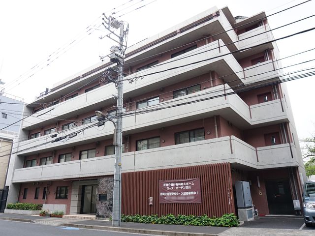 多階層建物の正面外観 外観 都会の中に佇む落ち着いた色彩の建物です。ゆったりとしたエントランスがお迎えします。