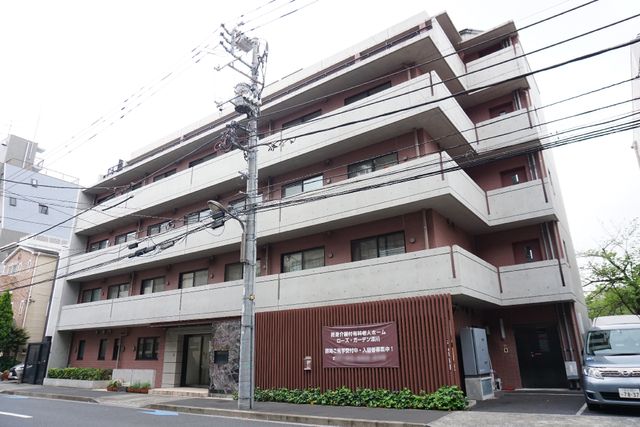 多階層建物の正面外観 外観 都会の中に佇む落ち着いた色彩の建物です。ゆったりとしたエントランスがお迎えします。