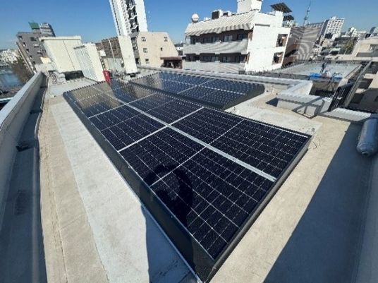 屋上の太陽光パネル  