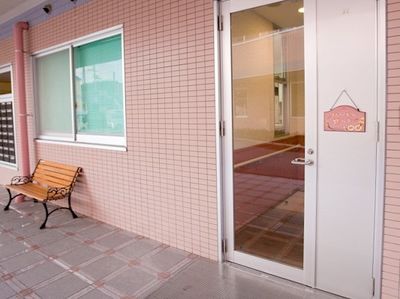 エントランスとベンチ