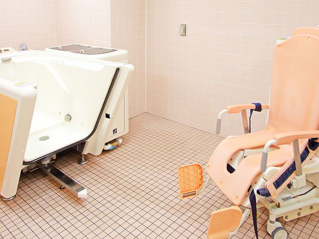 設備が充実した浴室 浴室 ゆったりとした広さと安全な設備が整った空間です。快適な入浴が可能な設計です。