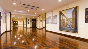 絵画が飾られた廊下