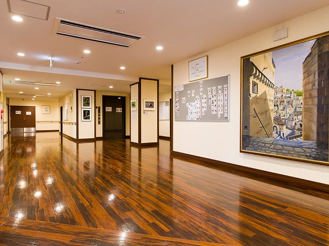 絵画が飾られた廊下 廊下 美しい絵画が飾られている広い廊下です。温かみのあるフローリングが特徴的です。