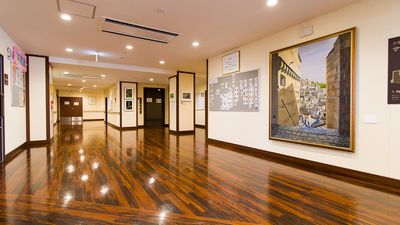 絵画が飾られた廊下