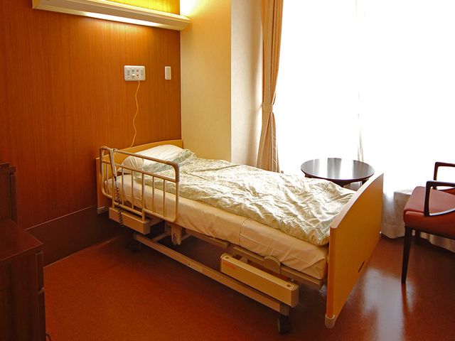 静かな居室 居室 自然光がたっぷりと入る居室です。快適な空間で、お客様のくつろぎの時間をサポートします。