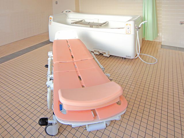 浴槽のある洗い場 浴室 安全で快適に利用できる広々とした洗い場です。車椅子の方でも移動がしやすい設計となっています。