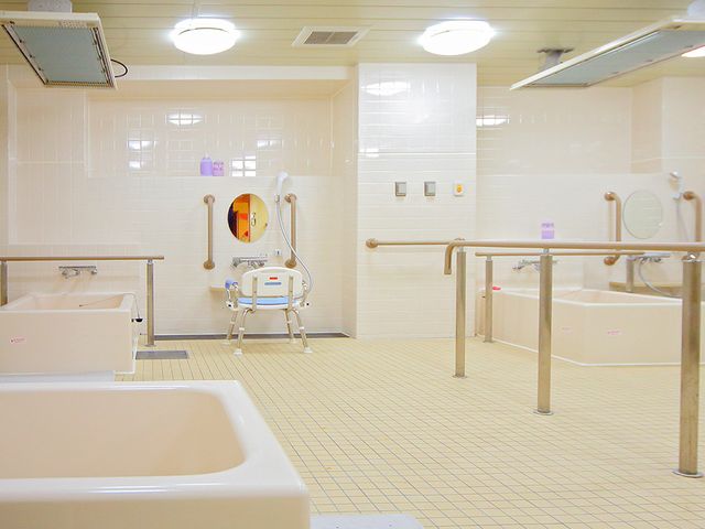 広い浴室 浴室 広々とした浴室で、安全に配慮した手すりが設置されています。明るく使いやすい空間です。